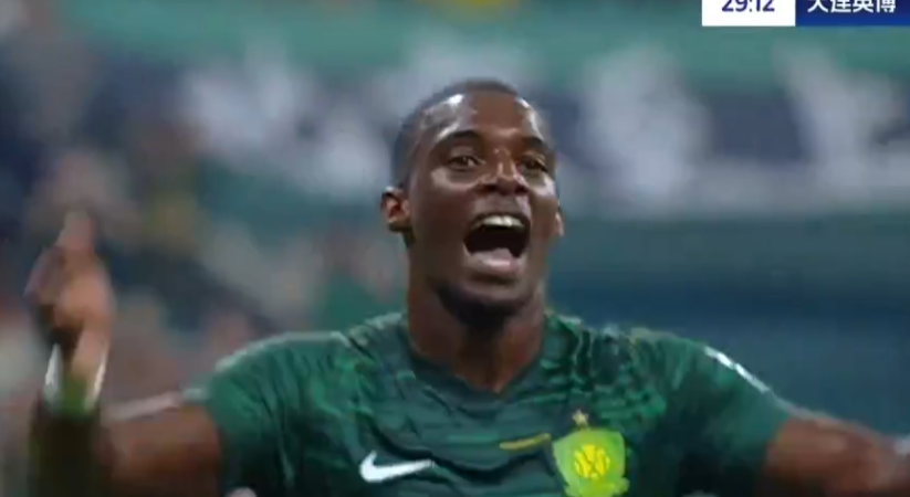 横传, 主裁判回看, 拼抢时撞倒