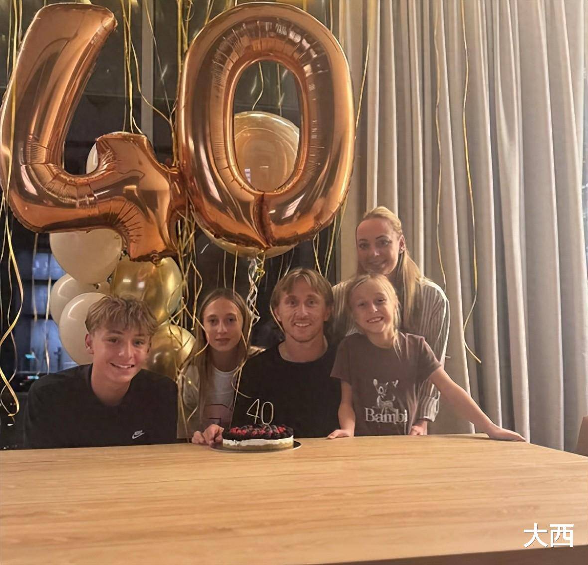 最近为庆祝, 用他细腻的, cente