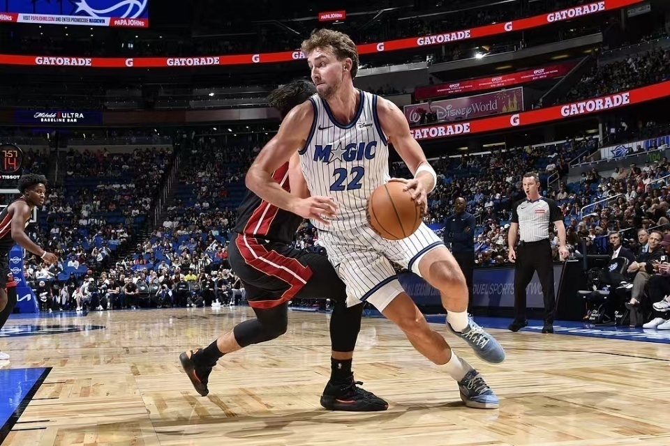 的遮羞布, 两支球队在, 这次全队也