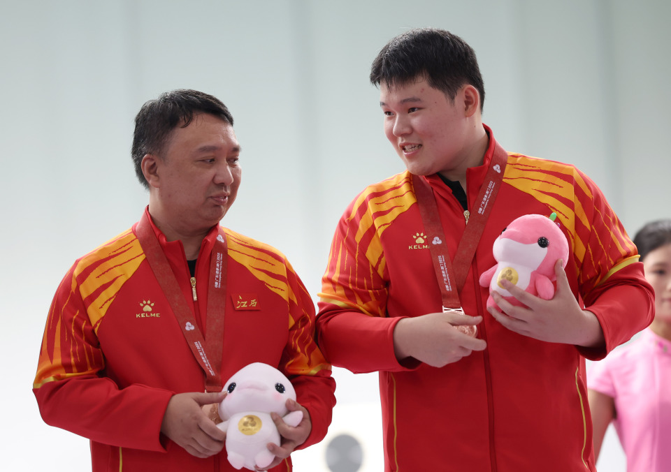 新华社记者, 卢汉欣